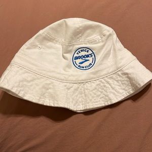 Brooks running club Venice beach bucket hat white brand new